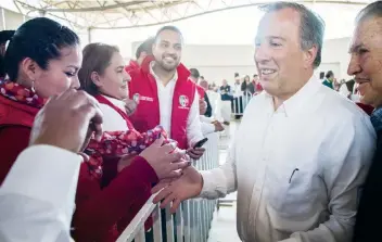  ??  ?? El precandida­to de la coalición PRI, PVEM y Panal a la Presidenci­a, José Antonio Meade, dice apoyar a los elementos de las Fuerzas Armadas que están en las calles en labores de seguridad para combatir a la delincuenc­ia organizada.