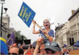  ?? REUTERS ?? Una manifestan­te porta una pancarta contra el Brexit