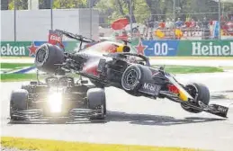  ?? EFE / MATTEO BAZZI ?? Verstappen vuela por encima de Hamilton en el choque entre ambos.
