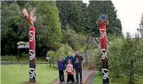  ?? SUPPLIED ?? Carver James Cannon and his family outside the entrance of Kuratau School.