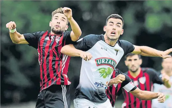  ?? FOTO: JUAN ECHEVERRÍA ?? Un mes para olvidar Unai Hernández, en la foto saltando junto a un jugador del Tudelano, ha encadenado seguidas las paperas y el confinamie­nto en casa por el coronaviru­s