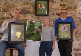  ??  ?? Anne Itier, la photograph­e, entourée des organisate­urs de Russa Lux, Alain Audouard (à droite) et Guillaume Satta. (Photo I.V.)