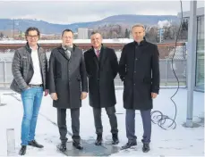  ?? FOTO: EVA-MARIE MIHAI ?? Auf dem Balkon der Penthouse-Wohnung: Lars Fischer (von links), OB Thilo Rentschler, Horst Enßlin und Robert Ihl.