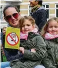  ??  ?? Amelie (6) und Lina (7, r.) kamen mit ihrer Mama Janina (37) zur Demo. Beide waren sich einig, dass Mama dringend mehr Handy-Auszeiten braucht.