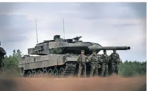  ?? FOTO: MICHAEL KAPPELER/DPA ?? Soldaten vor einem Leopard-2-Panzer der Bundeswehr.