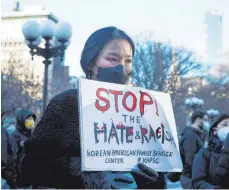  ?? FOTO: MICHAEL NAGLE/IMAGO IMAGES ?? Bei einer Mahnwache in Atlanta protestier­t eine junge Us-amerikaner­in gegen Hass und Rassismus.