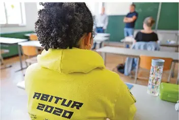  ?? FOTO: FELIX KÄSTLE/DPA ?? Was machen die Schüler nach dem Abi? Corona hat ihre Pläne im Saarland durcheinan­der gewirbelt.