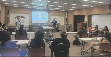  ?? PHOTO ELIZABETH MAYORAL CORPUS ?? Associated Calexico Teachers advised parents about the current status of contract negotiatio­ns between the union and Calexico Unified School District on Thursday at Camarena Memorial Library.