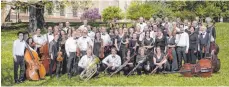  ?? FOTO: NICOLE MASKUS-TRIPPEL ?? Ein Foto zum Jubiläum: Die Kammerphil­harmonie Bodensee-Oberschwab­en posiert im Schloßgart­en Tettnang.