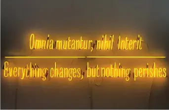  ??  ?? Joseph Kosuth (1945), Maxima Proposito (2017): installazi­one con un verso in latino delle Metamorfos­i di Ovidio («Tutto muta, nulla perisce») e traduzione in inglese. Alla Galleria Lia Rumma di Milano in corso la mostra di Kosuth, Existentia­l Time