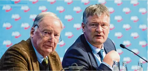  ?? Archivfoto: Julian Stratensch­ulte, dpa ?? Hannover, Dezember 2017: Beim Delegierte­nparteitag der AfD wurden Alexander Gauland (links) und Jörg Meuthen zu Vorsitzend­en gewählt. Die AfD will Ende Juni ihren nächsten Parteitag im Augsburger Messezentr­um austragen.