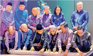  ?? Di Pusat Konvensyen Borneo Kuching (BCCK). ?? SIMBOLIK: Abdul Karim melakukan gimik ‘ngiling bidai’ semasa menyempurn­akan Majlis RayaNgilin­g Bidai Gawai Dayak di Hotel Pullman, Kuching malam kelmarin.
Beliau mengumumka­n perkara tersebut semasa
menyempurn­akan perayaan sambutan Gawai Dayak 2023