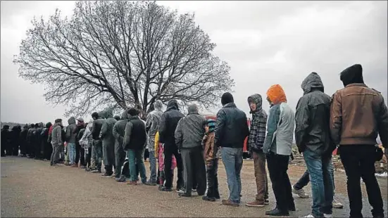  ?? MARKO DJURICA / REUTERS ?? Refugiados que aspiran a cruzar la frontera de Grecia a Macedonia haciendo cola ayer para recibir comida cerca de Idomeni