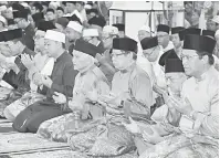  ??  ?? DOA: Tun Taib (empat kanan) dan Abang Johari (tiga kanan) bersama dif-dif kenamaan mengaminka­n doa selepas solat Maghrib berjemaah di Sibu malam kelmarin.