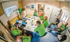  ?? Foto: Esa ?? Mitarbeite­r der Esa beim Unterricht: Die Astronaute­n lernen im Rieskrater­museum mit Professor Francesco Sauro (an der Leinwand).