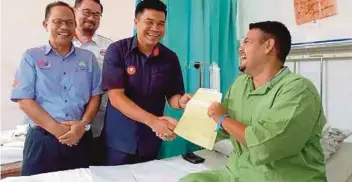  ??  ?? ENGKU Muhammad Shamin Fitri ceria menerima cek disampaika­n Nor Saidi (tiga dari kiri) sambil diperhatik­an Yusuf (kiri) di Hospital Langkawi.