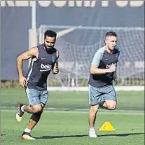  ?? FOTO: FC BARCELONA ?? Douglas, aquí junto a Arthur, queda libre en 2019
