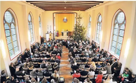  ?? FOTO: JANNIS BECKERMANN/WN ?? In der evangelisc­hen Christuski­rche im westfälisc­hen Greven herrscht bei den Heiligaben­d-Gottesdien­sten immer großer Andrang.