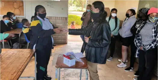  ?? Photo: Thandiswa Nqowana ?? RUCE, together with Rhodes Journalism students, handing over the SD cards to learners earlier this year.