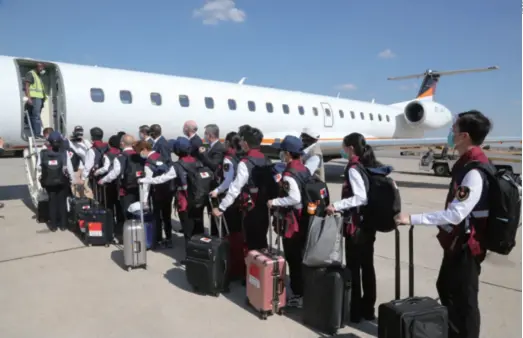  ??  ?? Chinese medical workers board a plane in Harare, Zimbabwe, bound for Equatorial Guinea to offer assistance in novel coronaviru­s disease treatment after finishing their work in Zimbabwe, on May 25