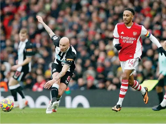  ?? File/AFP ?? Newcastle United’s English midfielder Jonjo Shelvey, left, in action with Arsenal’s Gabonese striker Pierre-Emerick Aubameyang during their Premier League match on Nov. 27, 2021.