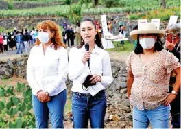  ?? ?? RESPALDO. La jefa de Gobierno, Claudia Sheinbaum, visitó los cultivos de nopal y verdura en la alcaldía Milpa Alta.
