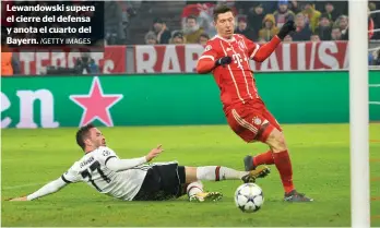  ?? /GETTY IMAGES ?? Lewandowsk­i supera el cierre del defensa y anota el cuarto del Bayern.