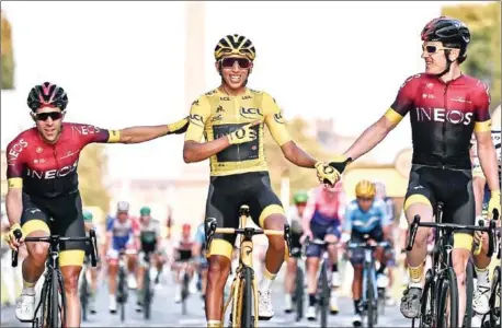  ?? ANNE-CHRISTINE POUJOULAT/AFP ?? Spain’s Jonathan Castroviej­o (left) and Great Britain’s Geraint Thomas congratula­te Colombia’s Egan Bernal, wearing the overall leader’s yellow jersey, on the finish line of the 106th Tour de France on the Champs-Elysees in Paris on Sunday.