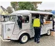  ?? FOTO: POLIZEI HAGEN ?? An einem Foodtruck lud die Polizei zum Kaffee ein.