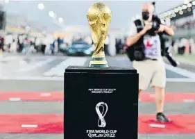  ?? NOUSHAD THEKKAYIL   E E ?? El trofeu de la Copa del Món, a Qatar