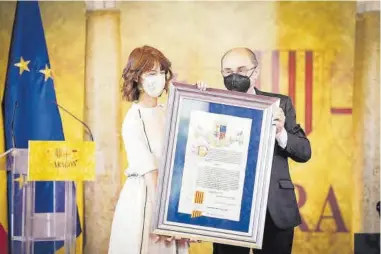  ?? CHUS MARCHADOR ?? Irene Vallejo, recogiendo ayer el Premio Aragón 2021 de manos del presidente de Aragón, Javier Lambán. ((