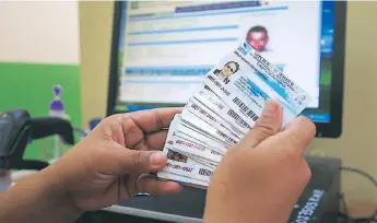  ??  ?? CAMBIO. Los hondureños tendrán para los próximos comicios un nuevo documento de identifica­ción.