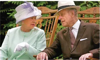  ?? FOTO: FIONA HANSON/PA WIRE/DPA ?? Die Queen und ihr Traumprinz. Mit ihren 70 Ehejahren stellen die Monarchin und ihr Prinzgemah­l einen Rekord in der Geschichte der britischen Royals auf. Kein königliche­s Paar ist so lange verheirate­t gewesen.