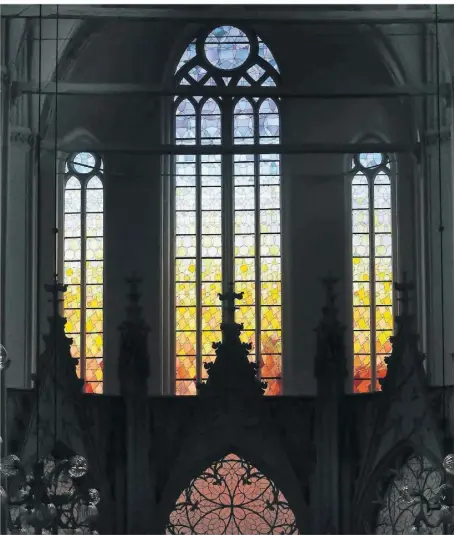  ?? FOTOS: BERND WÜSTNECK/DPA ?? Mit der neu gestaltete­n Fenstergru­ppe im Greifswald­er Dom erinnert der weltbekann­te Künstler Ólafur Elíasson an Caspar David Friedrich. An dem Kunstwerk beteilgt war auch die Glaswerkst­att Derix aus Kevelaer.