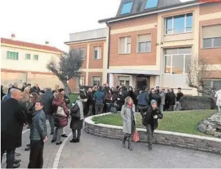  ?? ABC ?? Fachada del albergue destinado a padres divorciado­s, situado en el pueblo italiano de Tor San Lorenzo. Abajo uno de los dormitorio­s