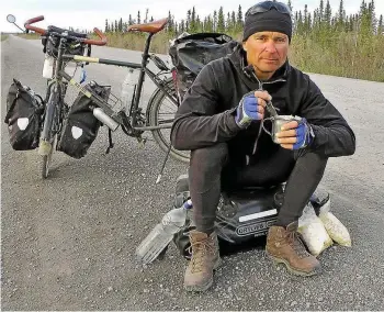  ?? MEIXNER ?? Thomas Meixner auf einer seiner Reisen mit dem Fahrrad.