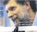  ?? dpa-BILD: Gateau ?? Plakat bei einer Mahnwache für den türkischen Kulturmäze­n Osman Kavala (Bild) im Herbst 2020