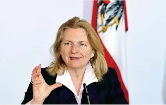  ??  ?? Karin Kneissl agiert souverän. In einem Interview, das sie dem amerikanis­chen Nachrichte­nsender CNN gegeben hat, legte die Außenminis­terin die Position Österreich­s in der SkripalAff­äre ausführlic­h dar.