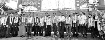  ??  ?? Lee (front, seventh left), Ahmad Lai on his right and Piasau assemblyma­n Datuk Sebastian Ting (front, sixth right) with other guests in a group photo prior to the official opening ceremony of Hwa Kwan Temple’s new block in Taman Tunku.