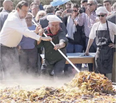  ?? Foto: dpa ?? Wenn die Regierungs­bildung so gelingt wie die Paella in Zaragoza, dürfte Spanien aufatmen.