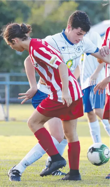  ?? Picture: ANNA ROGERS ?? WHITE KNIGHT: Marlin Coast’s Liam White on the ball against Innisfail’s Hayden Crema during their clash at Pennell Field on Sunday.