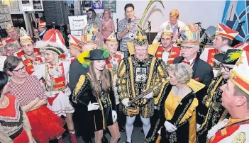  ?? FOTO: NORBERT PRÜMEN ?? Auch das Kempener Prinzenpaa­r mit seinem Gefolge mischte sich unter die Besucher des Mitsing- und Partyabend­s der Karnevalsg­esellschaf­t „Echte Fründe“Kempen. Die Mitglieder sammelten übrigens beim Publikum für einen guten Zweck. Eine Spende soll an die...