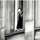  ?? MANFRED FROMM / ARCHIV ?? In Erfurt schaut der Bundeskanz­ler der Bundesrepu­blik Deutschlan­d Willy Brandt am 19. März 1970 aus seinem Zimmerfens­ter des Hotels „Erfurter Hof“.