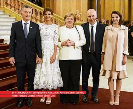  ??  ?? En el Colón, Merkel posa con el presidente Macri, Juliana Awada y el Jefe de Gobierno, Horacio Rodriguez Larreta y su mujer, Bárbara Diez.