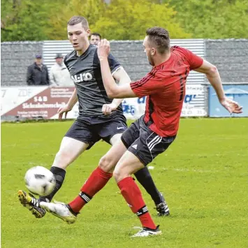  ?? Foto: Ernst Mayer ?? Treffen nach einem Jahr wieder aufeinande­r: Andreas Miller (rechts) vom TSV Behlingen Ried und Simon Itzelberge­r vom VfL Großkötz. Das letzte Duell der beiden Vereine endete 1:1.