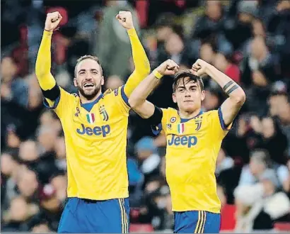  ?? FRANK AUGSTEIN / AP ?? Gonzalo Higuaín y Paulo Dybala celebran el segundo gol del Juventus, anoche en Londres