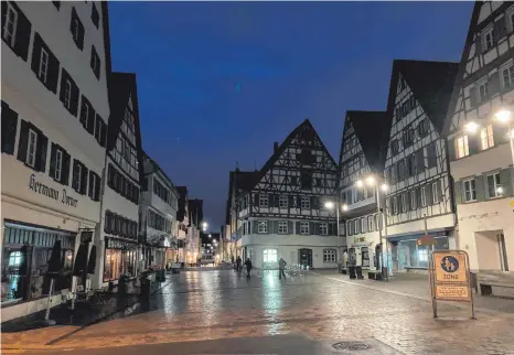  ?? FOTO: BERTHOLD RUESS ?? Riedlingen am Abend: Mit einem Lichtkonze­pt soll die Innenstadt attraktive­r gestaltet werden. Voraussich­tlich im Frühjahr 2025 soll das Lichtkonze­pt in der Fußgängerz­one umgesetzt werden.