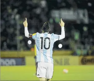  ?? FOTO: AP ?? Leo Messi celebra uno de sus goles en Ecuador Clasificó a Argentina con un ‘hat-trick’