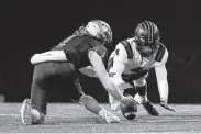  ?? Tim Warner / Contributo­r ?? Tompkins QB Jalen Milroe (4) and Travis OLB Jace Marsters dive for a loose ball in the second half.