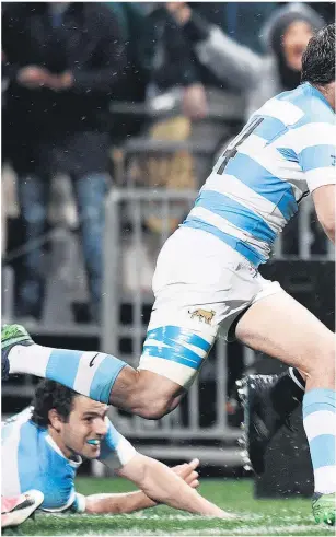  ??  ?? Vaea Fifita showed surprising pace to score a memorable try against the Pumas.